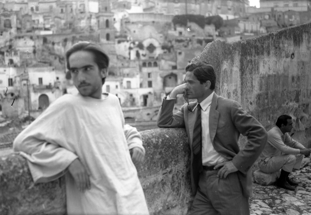 pier-paolo-pasolini-ed-enrique-irazoqui-gesu-in-pausa-di-lavorazione-del-film[1]